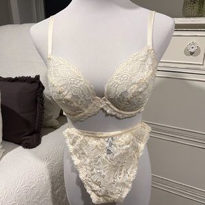 Donna Karan Intimates Cream Lace Bra & Thong